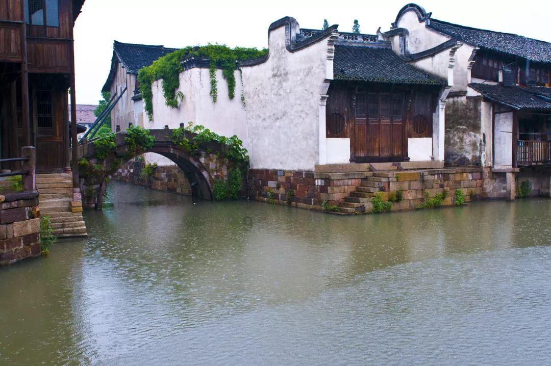 匆忙离开